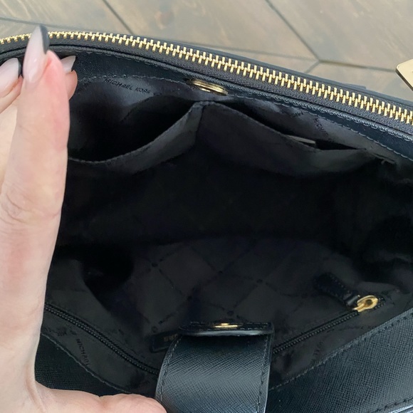 Micheal Kors Cross body - Picture 3 of 9